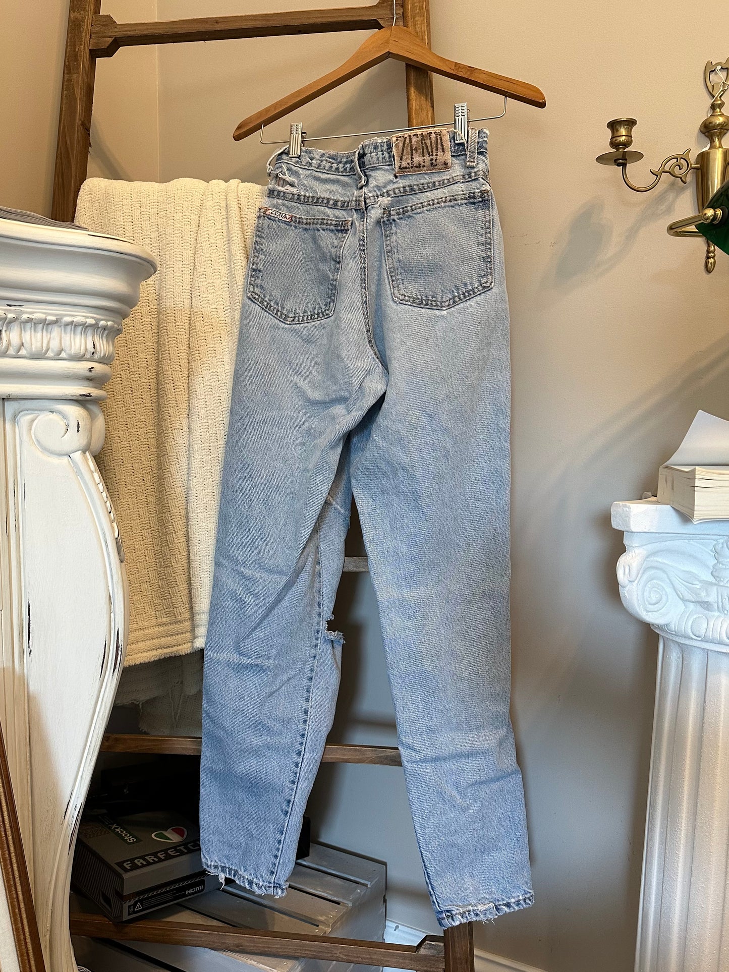 Vintage Distressed Light Wash Vena Jeans