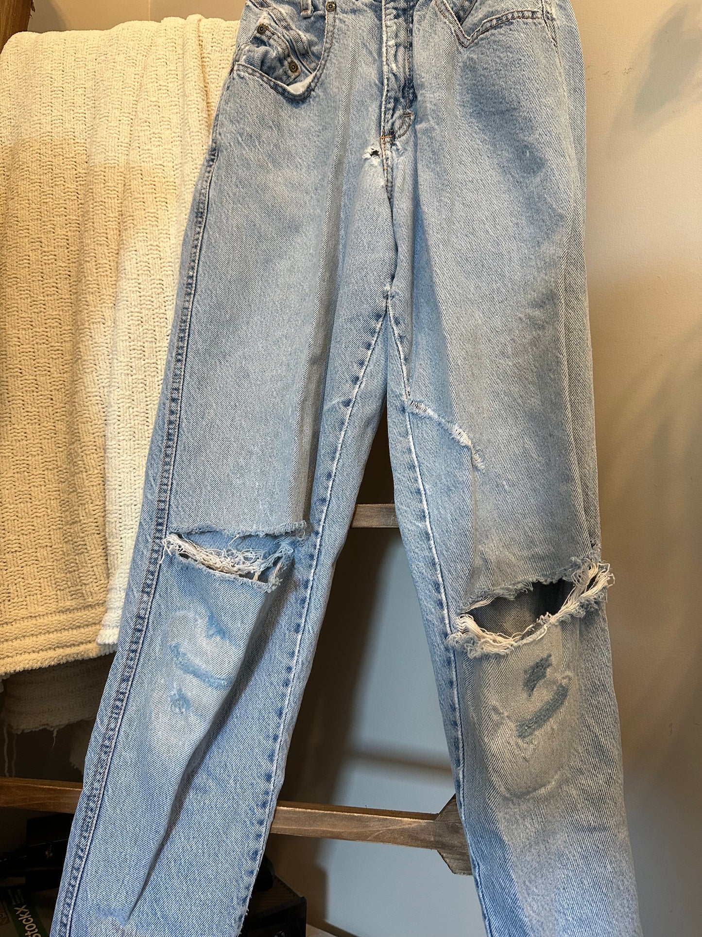 Vintage Distressed Light Wash Vena Jeans