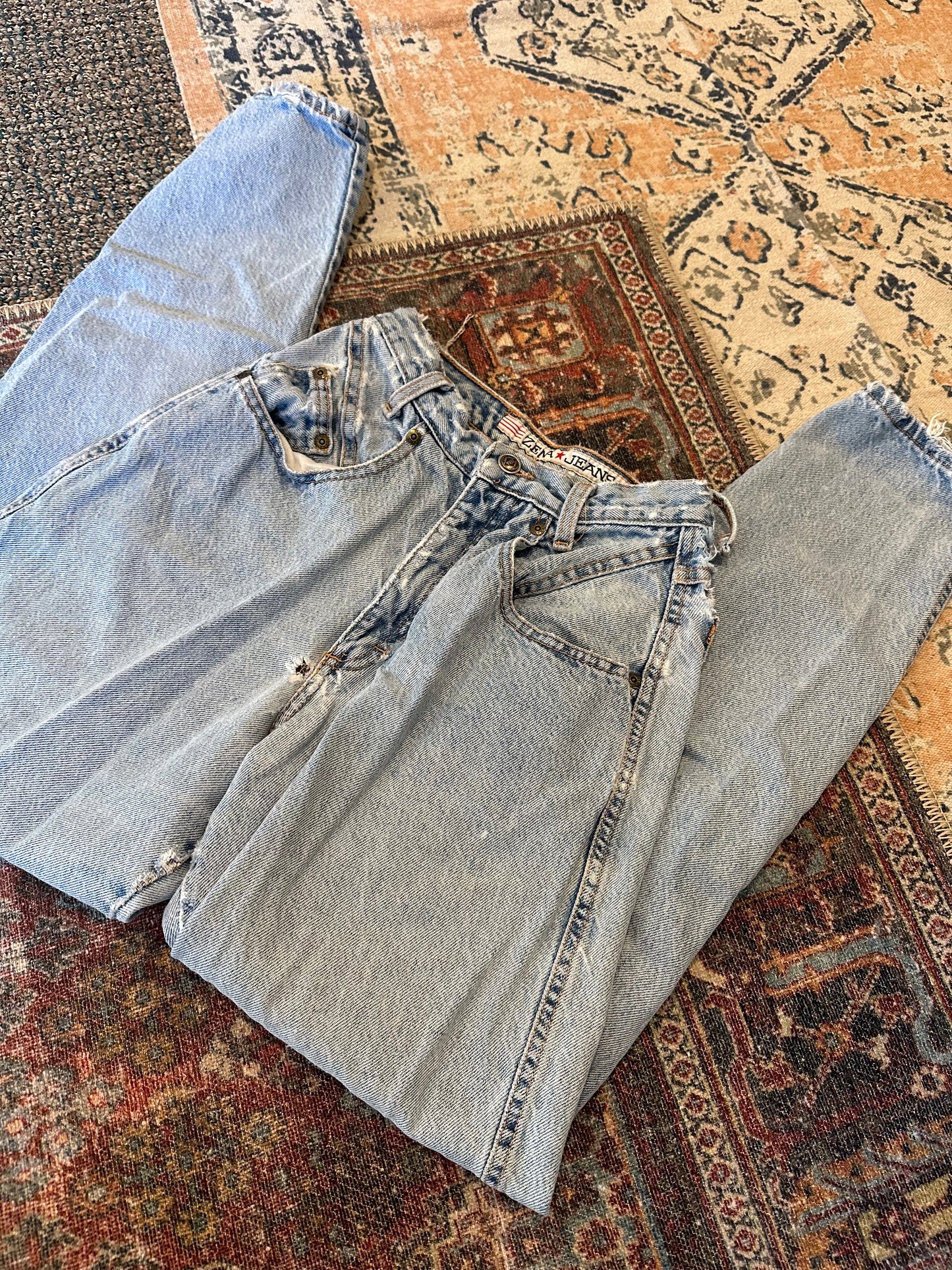 Vintage Distressed Light Wash Vena Jeans