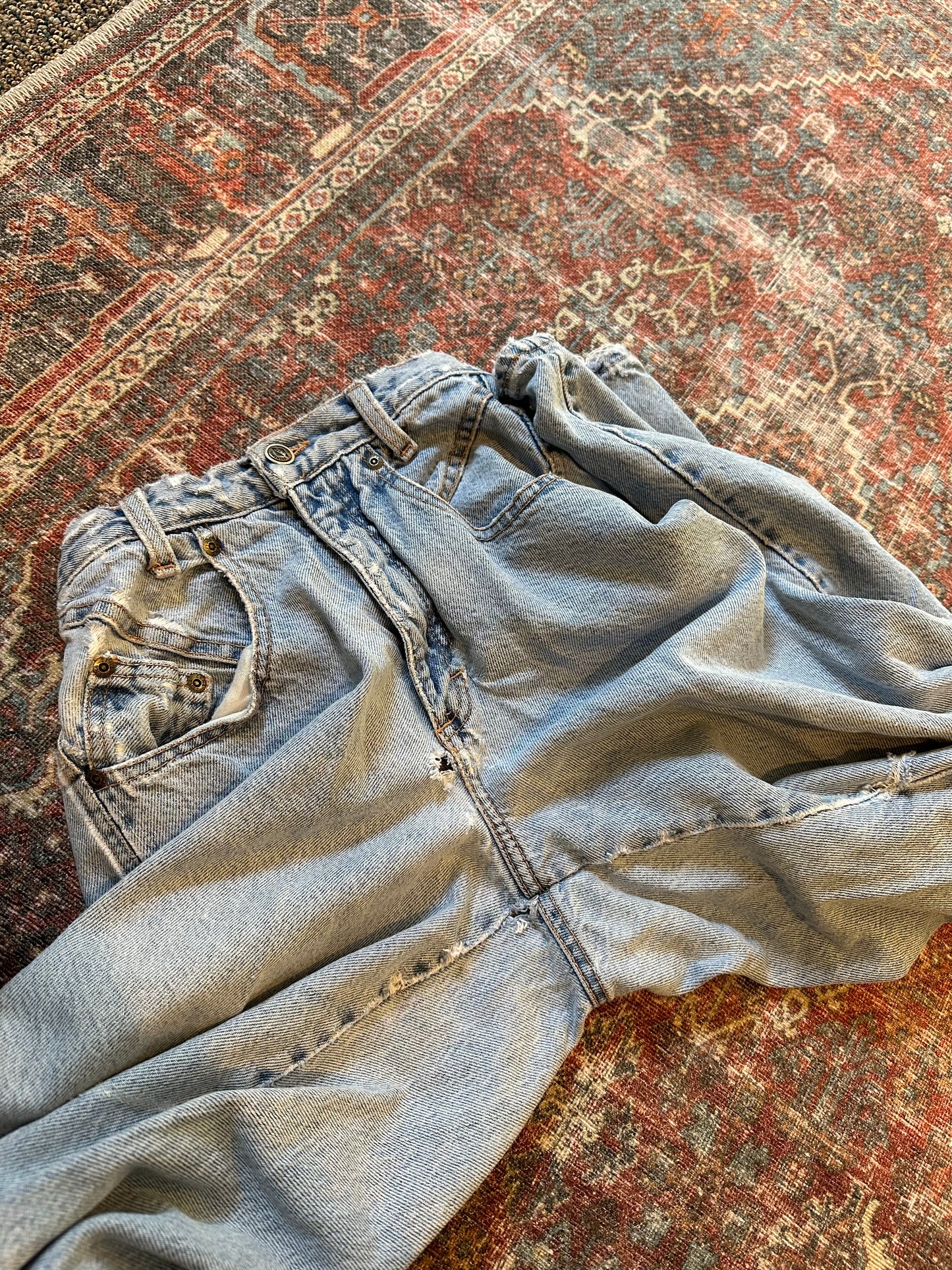 Vintage Distressed Light Wash Vena Jeans