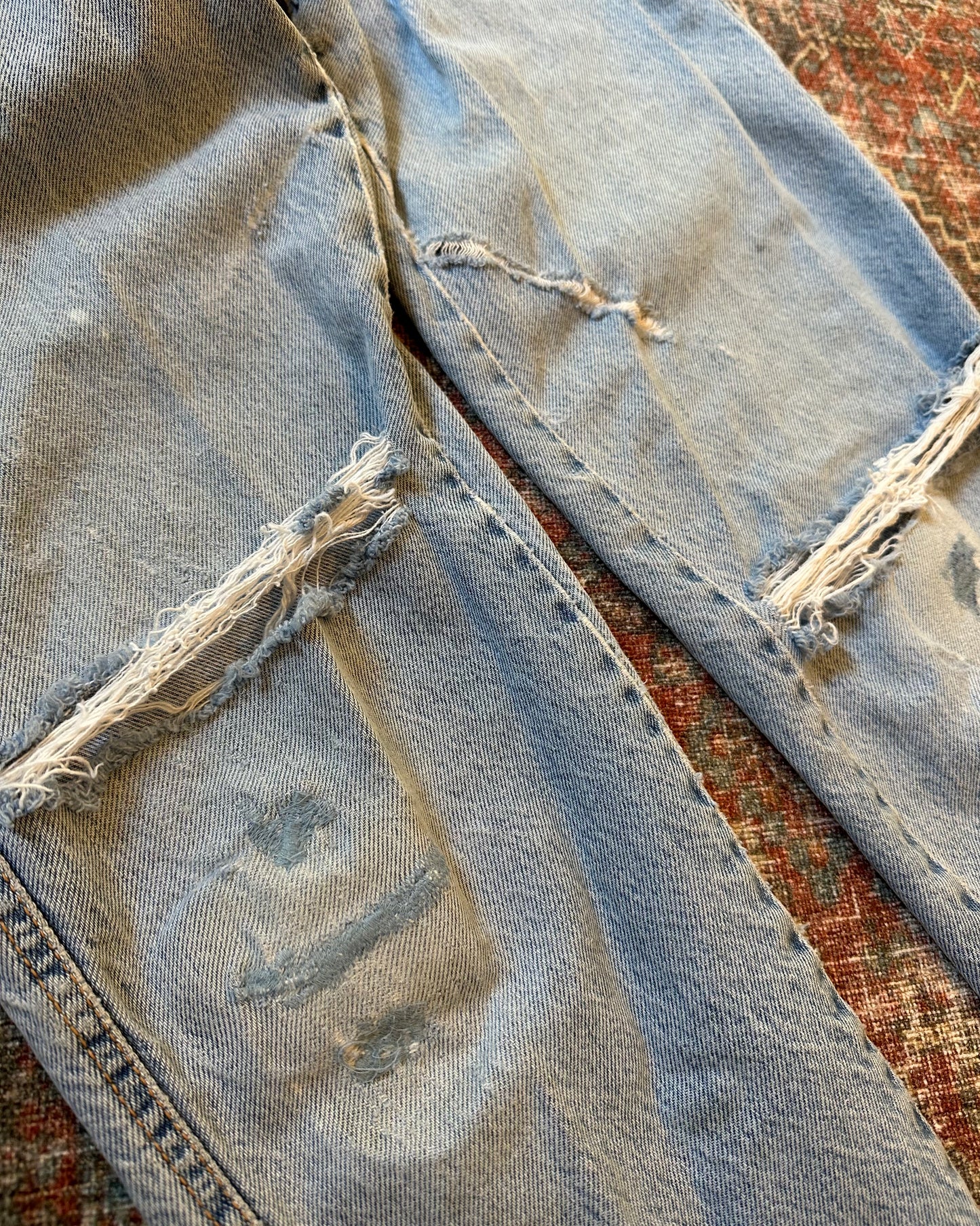 Vintage Distressed Light Wash Vena Jeans