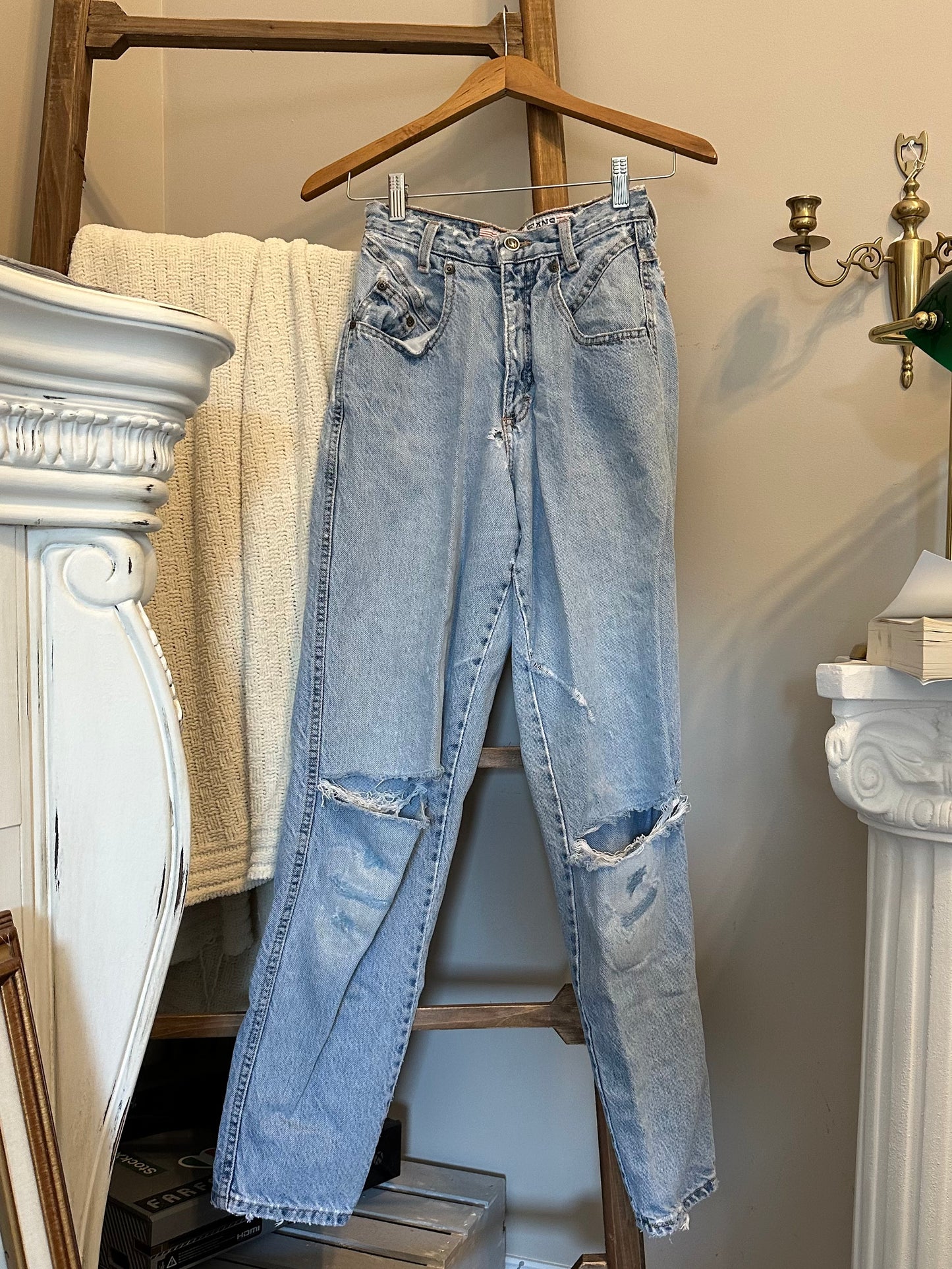 Vintage Distressed Light Wash Vena Jeans