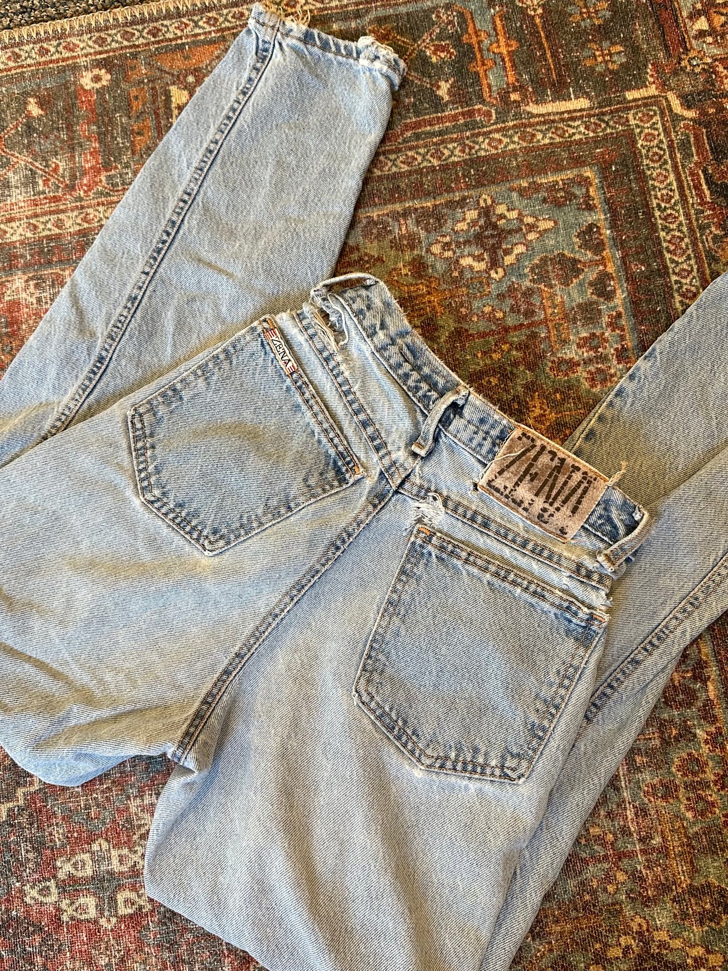 Vintage Distressed Light Wash Vena Jeans